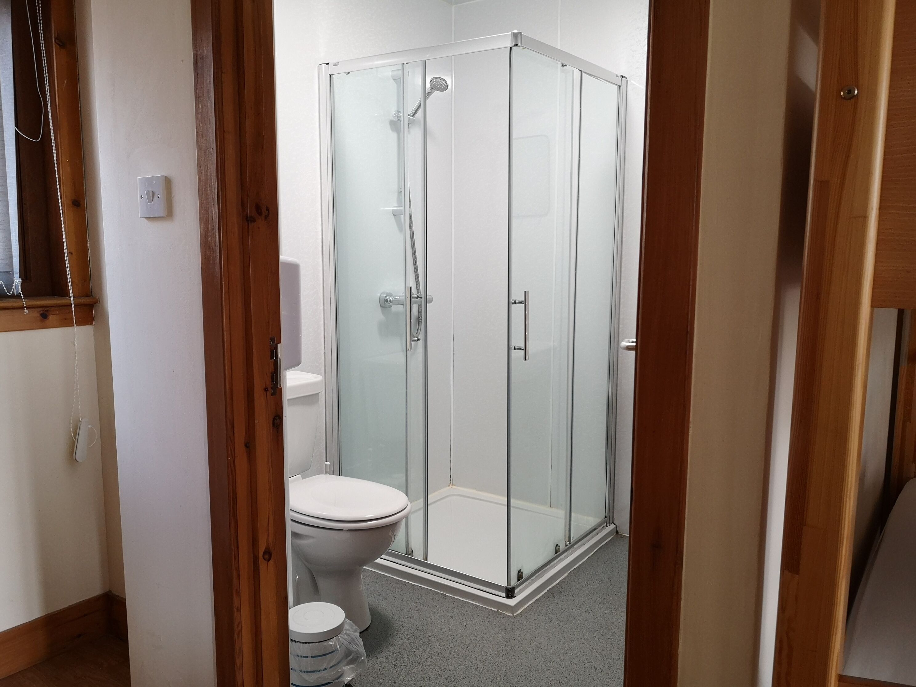 Chuveiro, papel higiênico