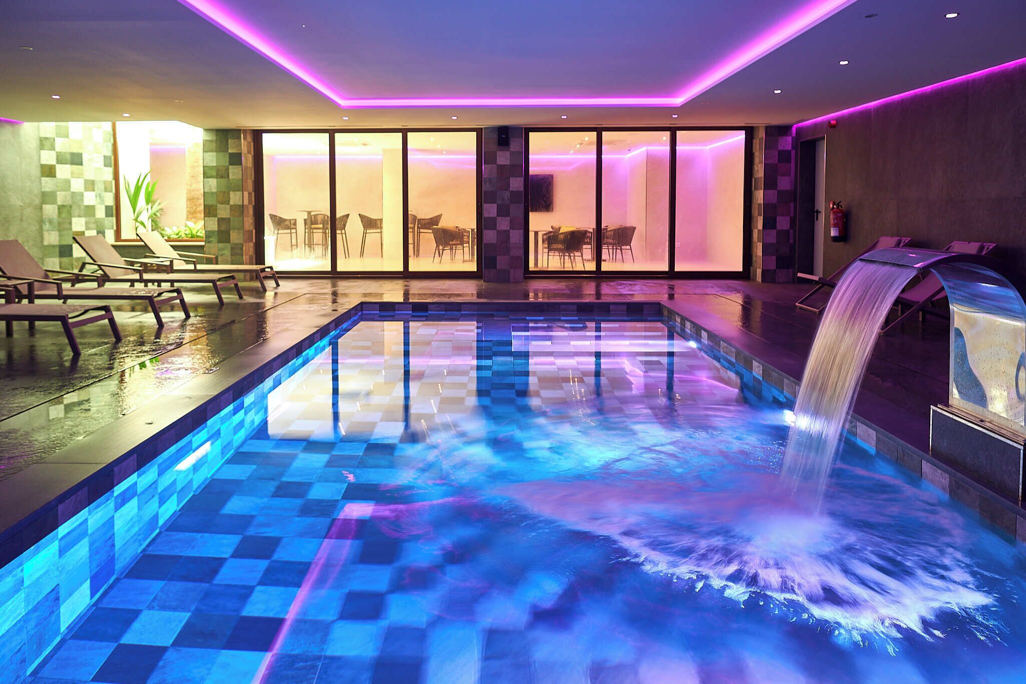 室內游泳池和季節性室外游泳池，提供日光浴躺椅