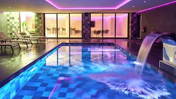 Piscina interna, piscina externa sazonal, espreguiçadeiras