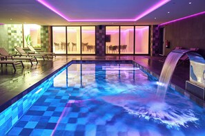 من حمّامات السباحة المغطاة، حمّام سباحة خارجي موسمي، مقاعد للتشمس