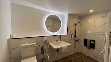 Bañera profunda y artículos de higiene personal ecológicos