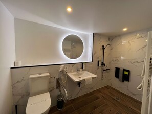 Komfortbadewanne, umweltfreundliche Kosmetikartikel, Haartrockner