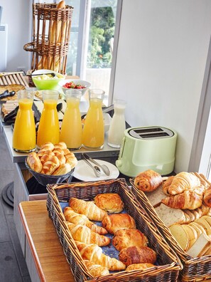 Daily buffet breakfast (EUR 11.90 per person)