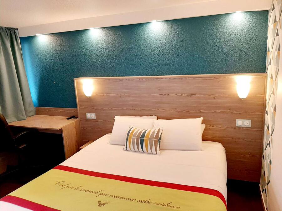 Standard Room, 1 Double Bed | Desk, free cribs/infant beds, rollaway beds, free WiFi
