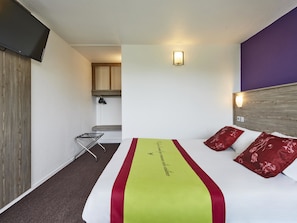 Standard Room, 1 Double Bed | Desk, free cots/infant beds, rollaway beds, free WiFi - Kyriad Cambrai (Fontaine-Notre-Dame)