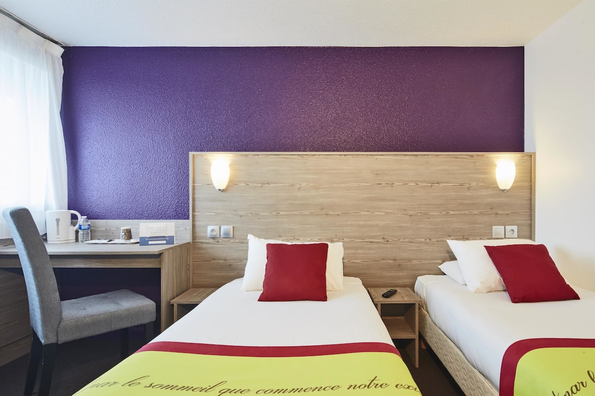 Standard Room, 2 Twin Beds | Desk, free cribs/infant beds, rollaway beds, free WiFi