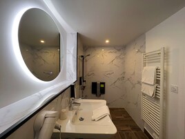 Baignoire relaxante profonde, articles de toilette écologiques