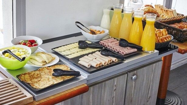A breakfast buffet with various food items and beverages. - Kyriad Cambrai (Fontaine-Notre-Dame)