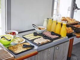 Petit déjeuner buffet servi tous les jours en supplément