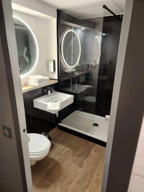 Deep soaking tub, eco-friendly toiletries, hair dryer, towels - Kyriad Cambrai (Fontaine-Notre-Dame)