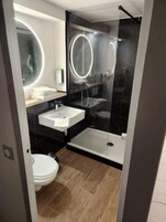 Baignoire relaxante profonde, articles de toilette écologiques