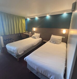 Quarto standard, 2 camas de solteiro | Escrivaninha, berços grátis, camas extras/dobráveis (sobretaxa)