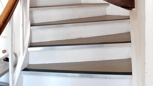 A wooden staircase with white steps and a wooden handrail. - Glenbrittle Youth Hostel (Minginish)