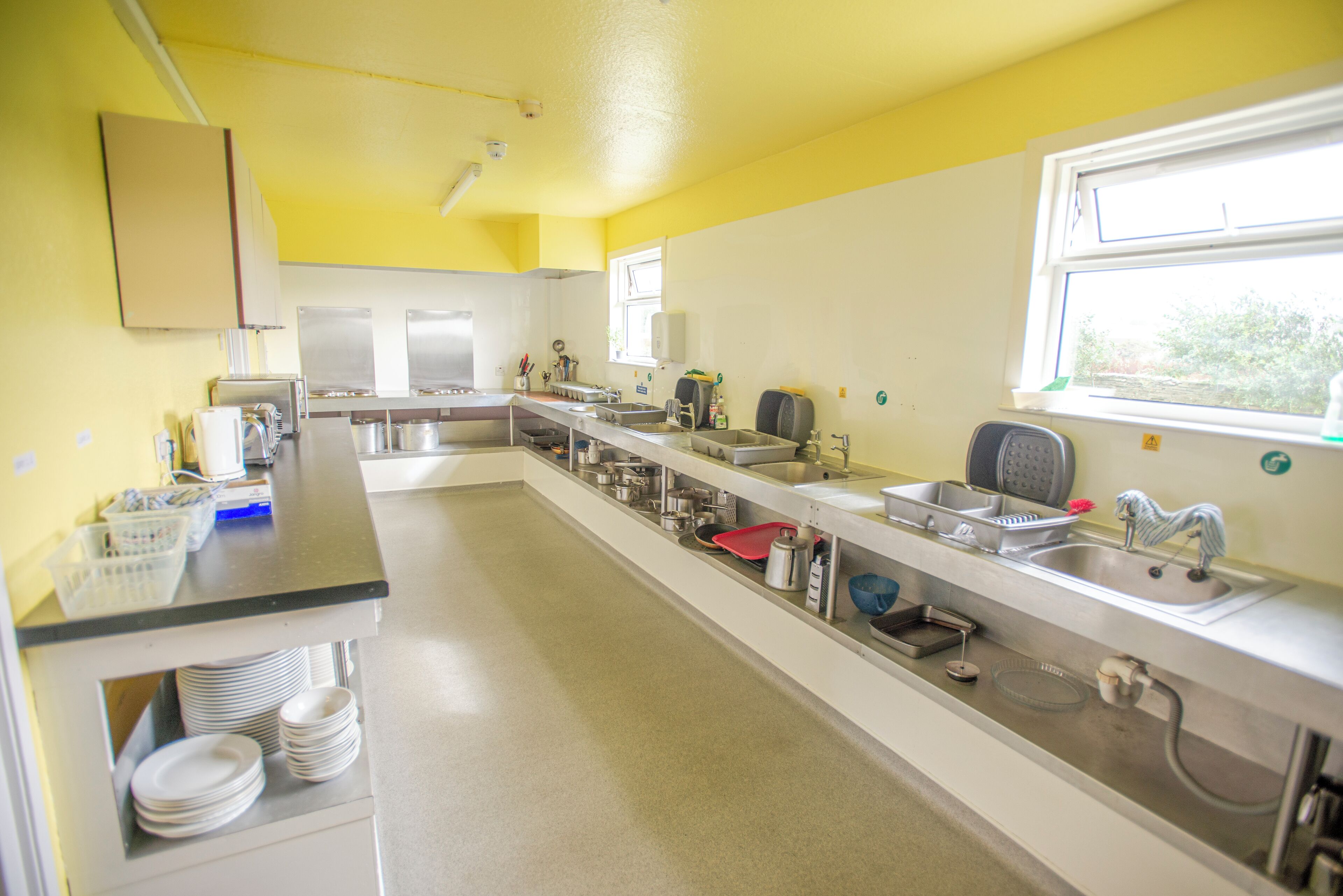 Sebuah peti sejuk di kawasan bersama, ketuhar, dapur 