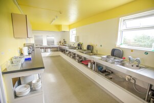 Refrigerador, horno, placa de cocina, utensilios de cocina