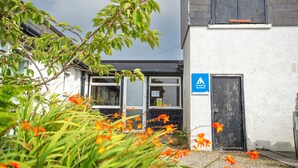 A hotel entrance with a sign indicating it is a self-service hotel. - Kirkwall Youth Hostel (Kirkwall)