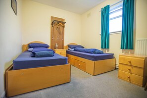 Chambre avec lits jumeaux, salle de bains commune | Literie fournie