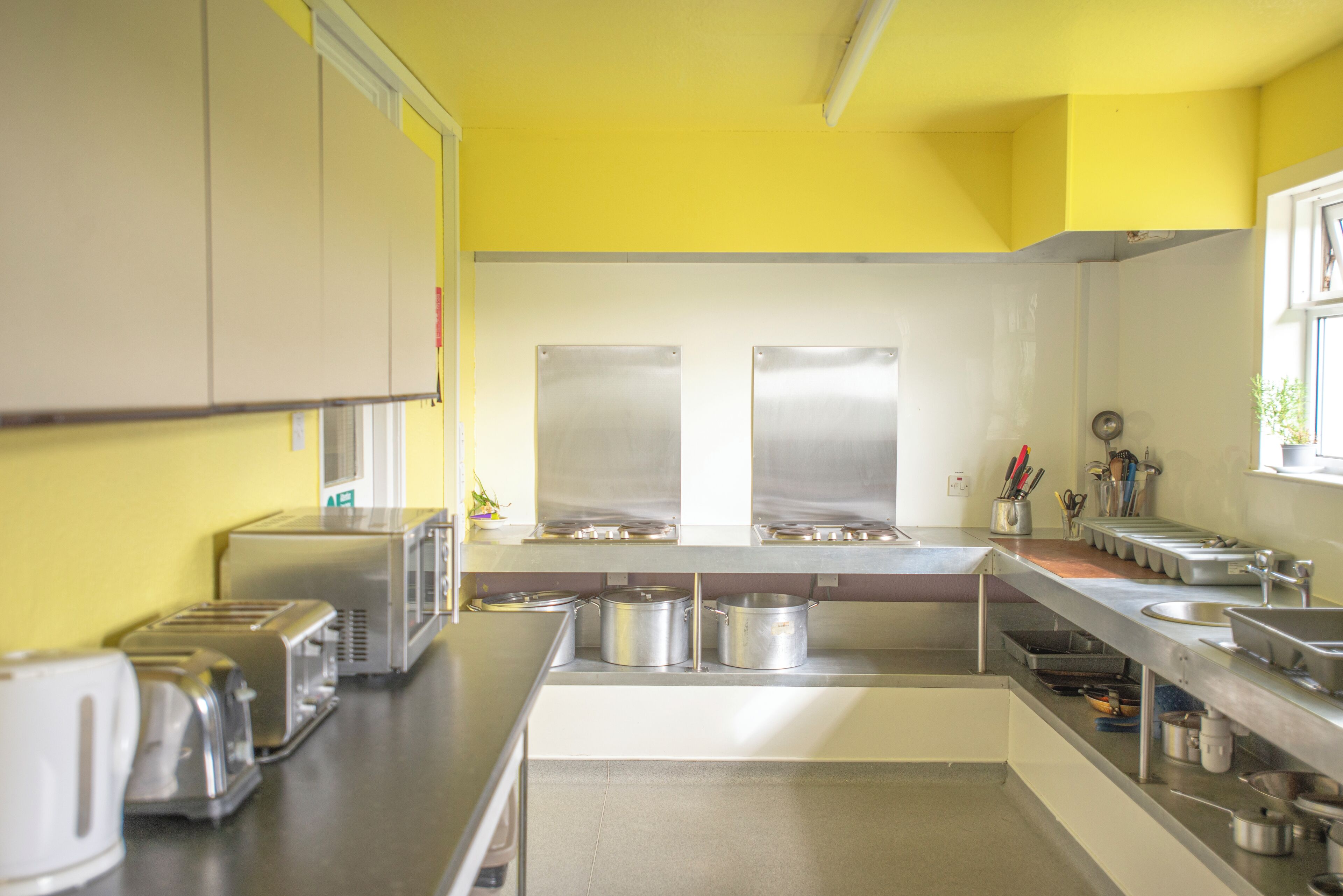 Refrigerador, horno, parrilla de estufa y utensilios de cocina 