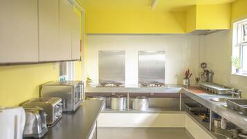 Refrigerador, horno, parrilla de estufa y utensilios de cocina