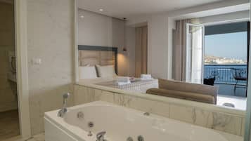 Un baño moderno con una bañera grande, ducha y balcón con vistas.