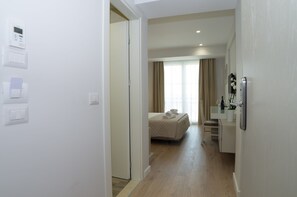 Deluxe Double Room, Balcony, Sea View | Hypo-allergenic bedding, in-room safe, desk, blackout drapes - Vila Kalcuni (Sarandë)