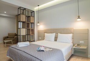 Deluxe Suite, Partial Sea View | Hypo-allergenic bedding, in-room safe, desk, blackout drapes - Vila Kalcuni (Sarandë)