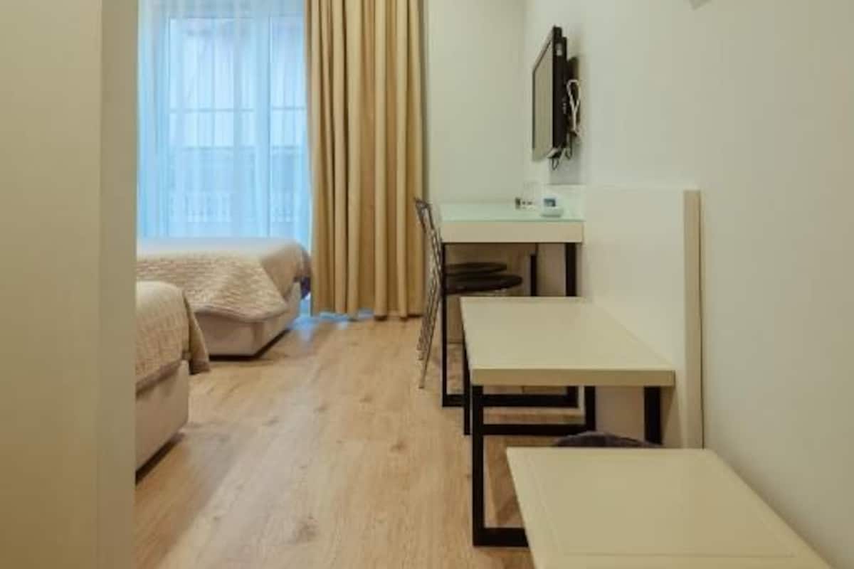 Deluxe Twin Room, City View | Hypo-allergenic bedding, in-room safe, desk, blackout curtains