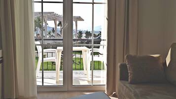 Hypo-allergenic bedding, in-room safe, desk, blackout curtains