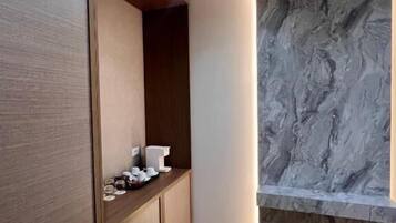 Cocina moderna con armarios de madera, salpicadero de mármol y suelo con estampado en espiga.