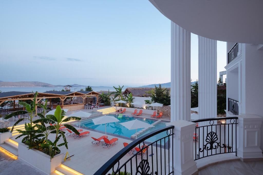 Alberca al aire libre por temporada y sombrillas en la alberca 