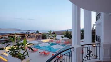 Piscine extérieure (ouverte en saison), parasols de plage