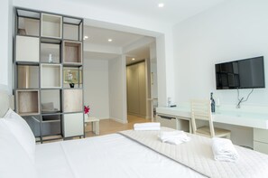 Suite Deluxe, vue partielle sur la mer | Literie hypoallergénique, coffre-fort, bureau, rideaux d’obscurcissement