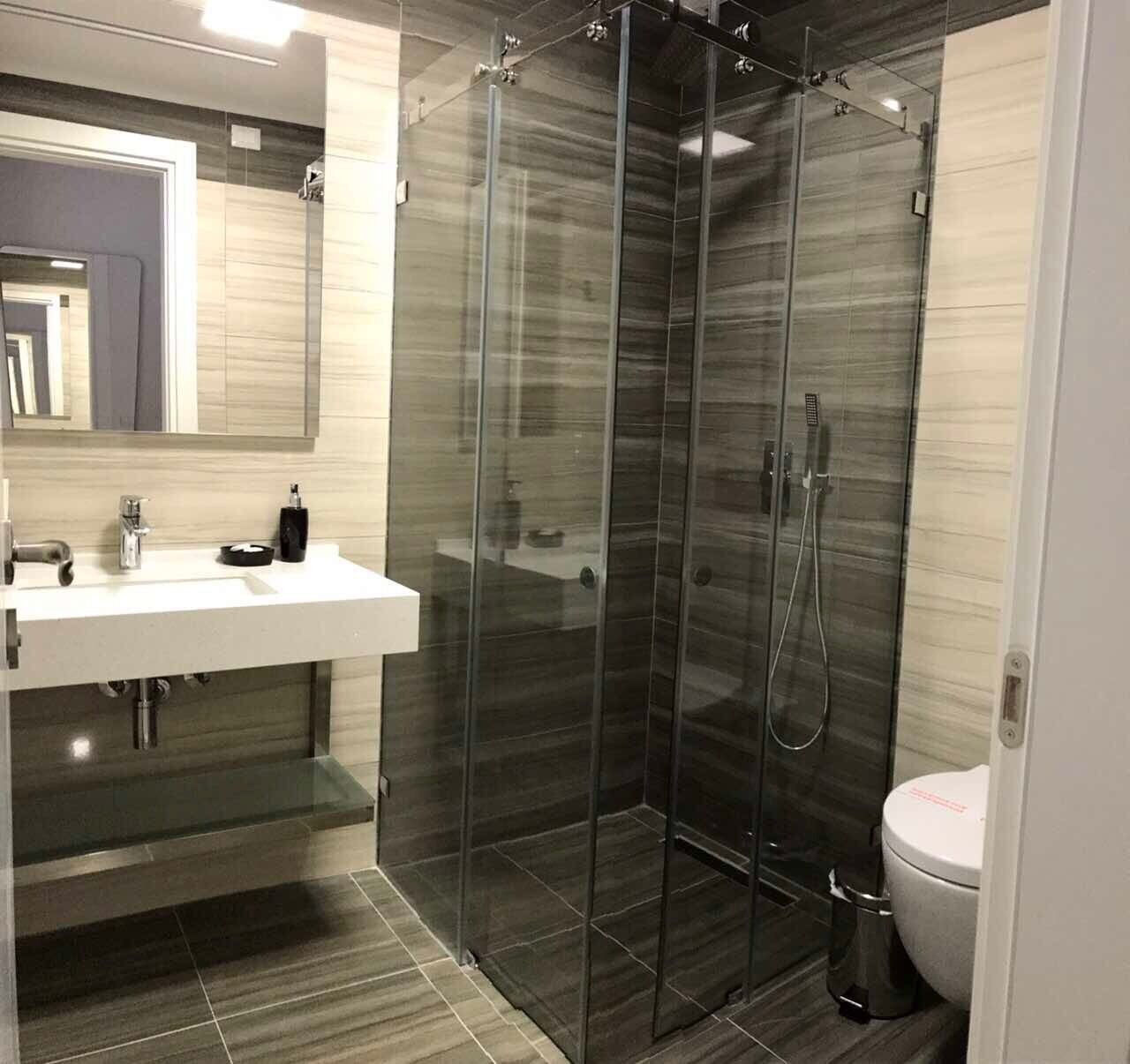 deluxe triple room, partial sea view | bathroom | free toiletries, hair dryer, slippers, towels