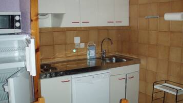 Studio (for 4-6 people) | Private kitchenette | Full-size fridge, microwave, stovetop, dishwasher