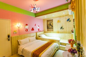 Escritorio, cortinas blackout y tabla de planchar con plancha