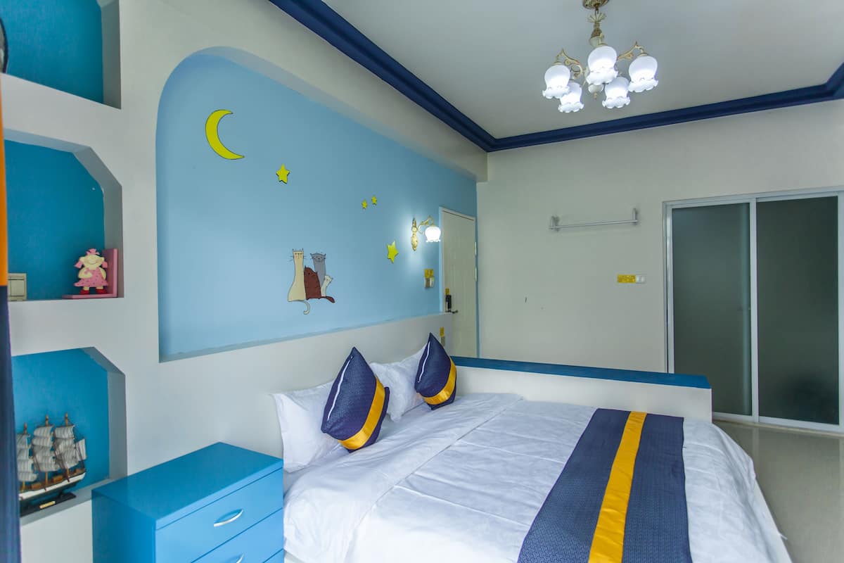 Senior Room, Balcony | Desk, blackout curtains, iron/ironing board, free WiFi