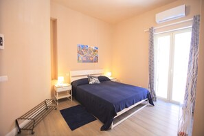 Dreibettzimmer | Zimmersafe, Schreibtisch, schallisolierte Zimmer, kostenloses WLAN