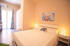 Chambre double | Coffre-fort, bureau, systĂšme dâinsonorisation, accĂšs au Wi-Fi (inclus)