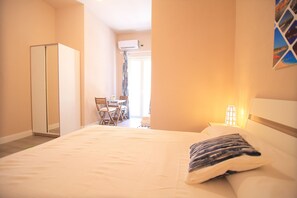 Tweepersoonskamer | Een kluis op de kamer, een bureau, geluiddichte muren, gratis wifi