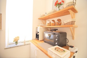 Kühlschrank, Mikrowelle, Wasserkocher