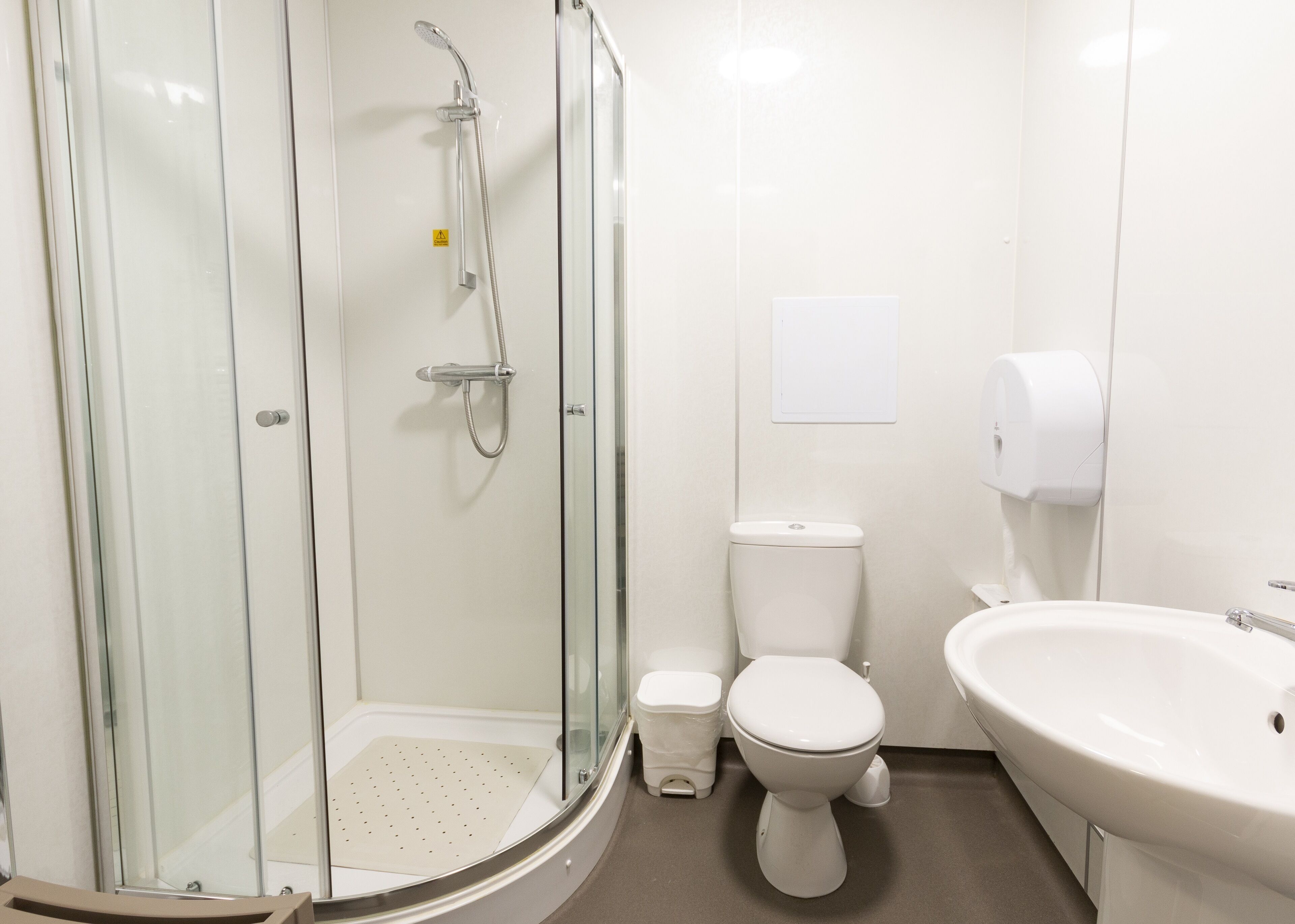 Enkeltværelse - fælles badeværelse | Badeværelse | Bruser, Toiletpapir