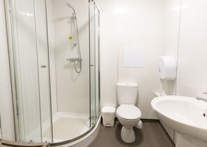 Quarto solteiro, banheiro compartilhado | Banheiro | Chuveiro, papel higiênico