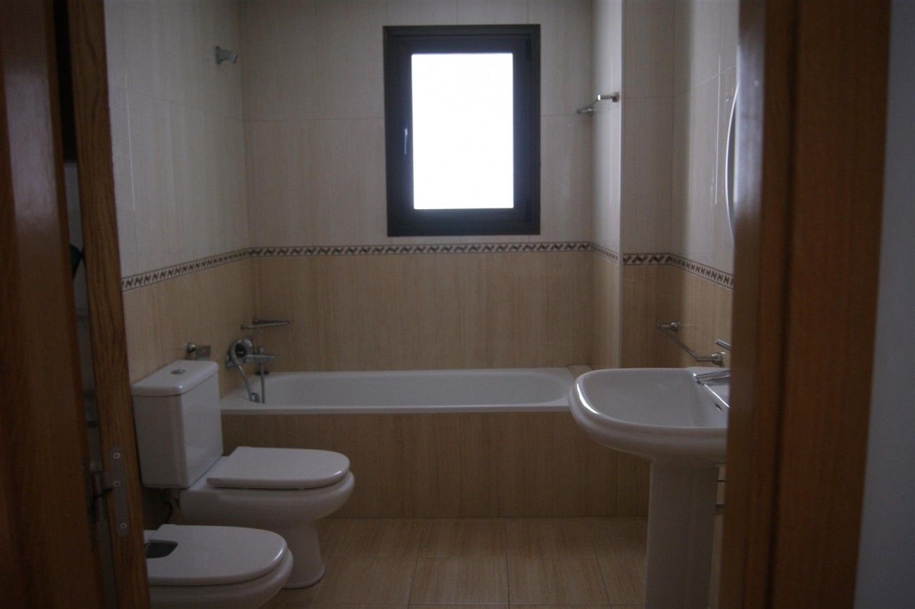 Combined shower/bathtub, hair dryer, towels