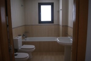Combined shower/bathtub, hair dryer, towels