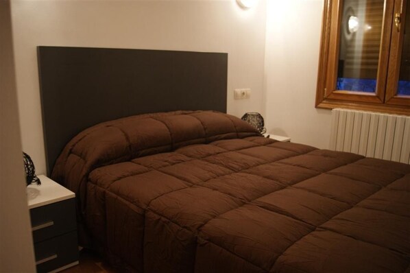 In-room safe, iron/ironing board, WiFi, bed sheets