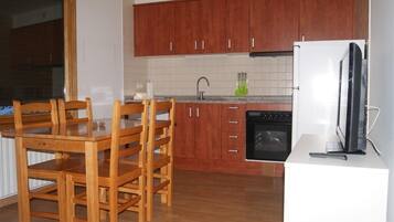 Full-sized fridge, microwave, oven, stovetop