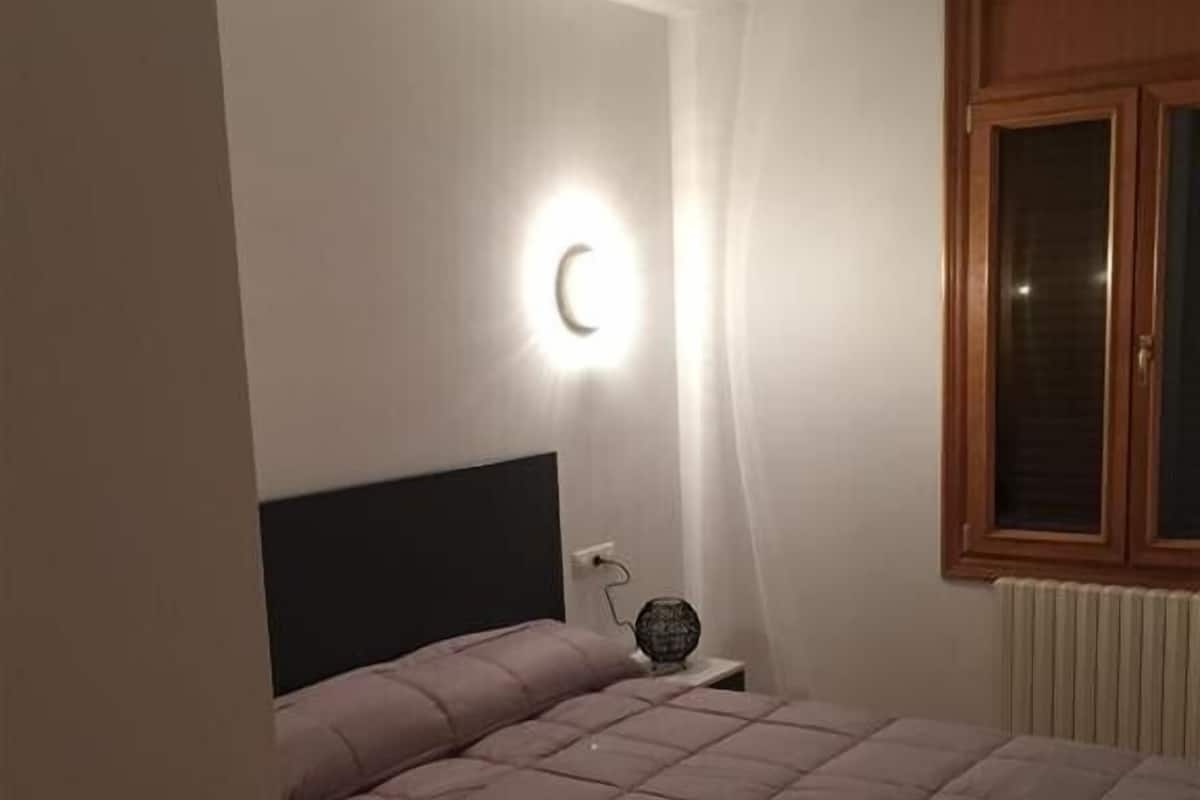 In-room safe, iron/ironing board, WiFi, bed sheets