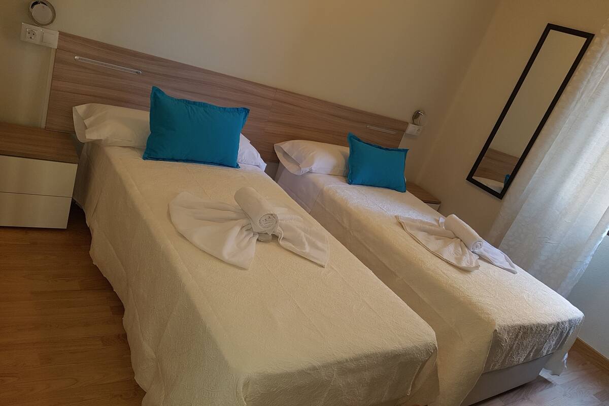 Premium bedding, desk, cots/infant beds, free WiFi