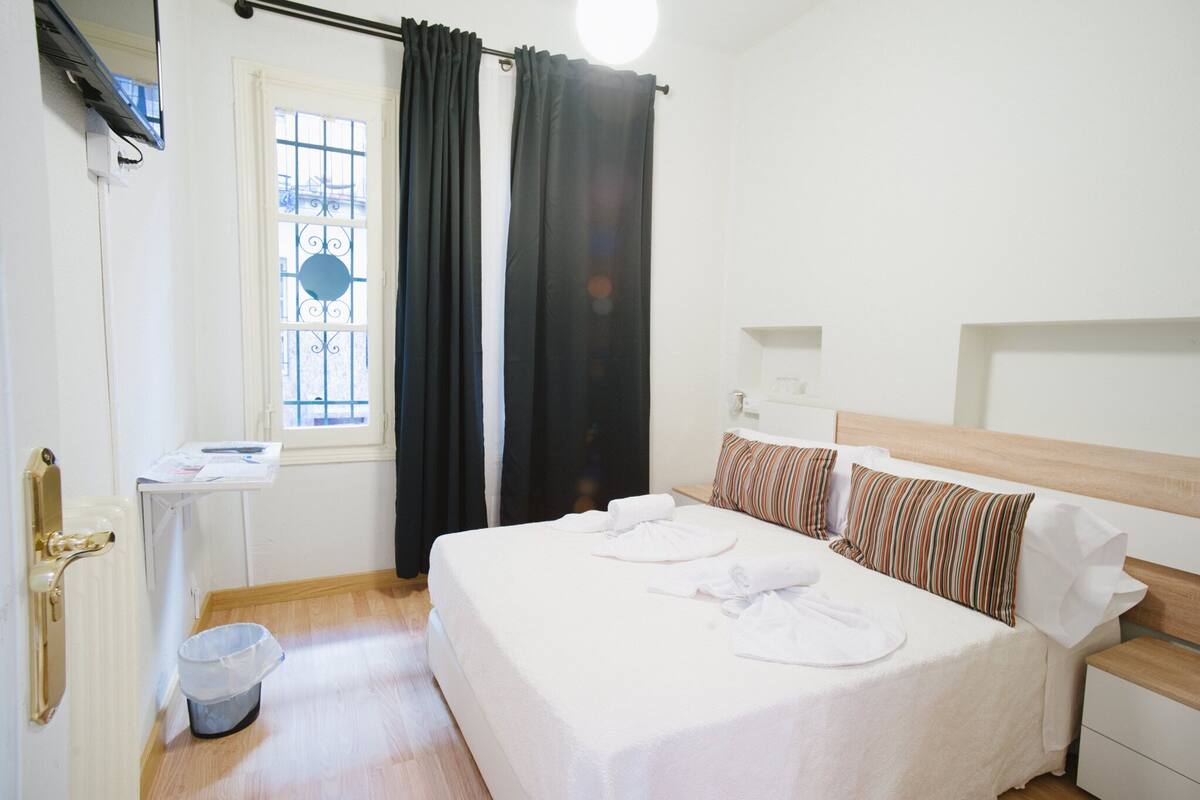 Premium bedding, desk, cots/infant beds, free WiFi