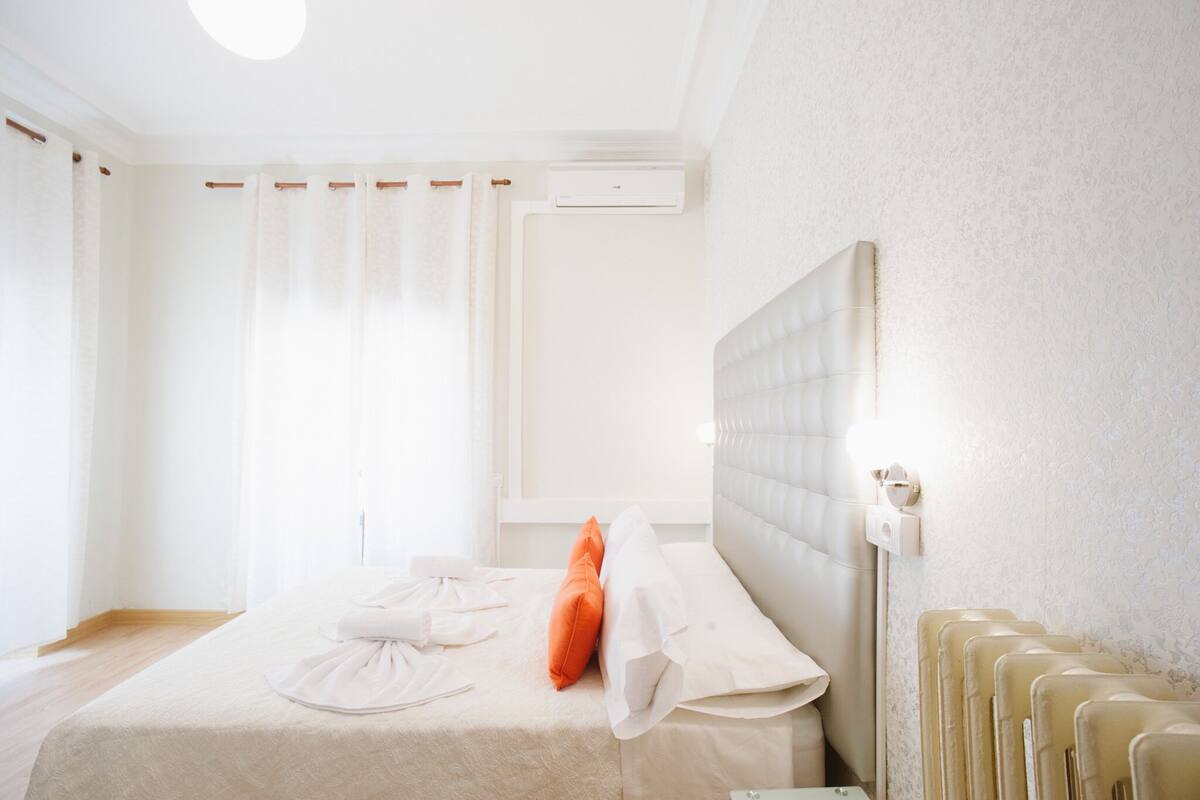 Premium bedding, desk, cots/infant beds, free WiFi